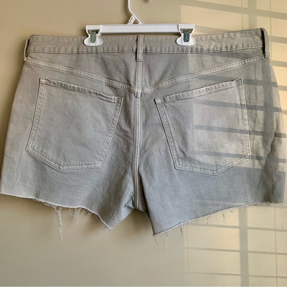 Old Navy High Rise O.G straight 3" inseam raw hem gray denim shorts size 20 NWT - Picture 4 of 5